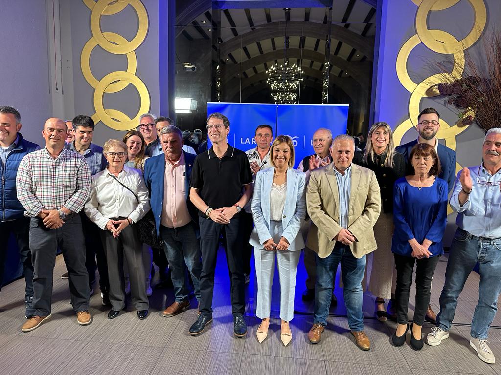 LaRiojaPP's tweet photo. 💙@capellangonzalo apuesta por un Haro “que piense en grande”, con ambiciosos proyectos transformadores, como las nuevas infraestructuras deportivas y el desarrollo del Polígono Industrial La Zaballa.

#PorUnBuenGobierno🔴⚪️🟢🟡
#HaroEntreTodos #28M

https://t.co/6z1Uu5unDN https://t.co/muLtEJaSNJ