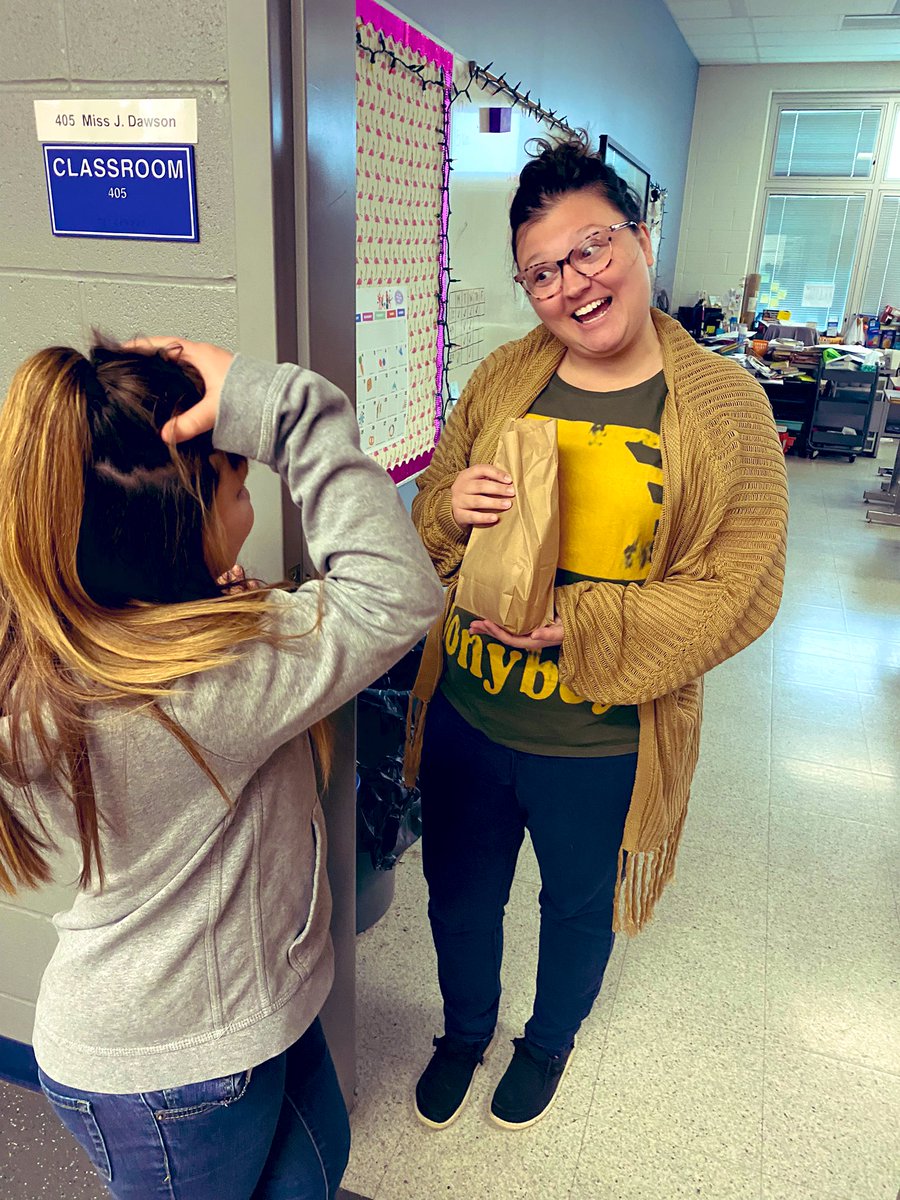 TEMDClassroom's tweet photo. Full day of sorting, packing, and delivering teacher treats today !! We love being out and about in our building! Such a fun day ! #ewingpride #friyay https://t.co/DOq2cddBPm