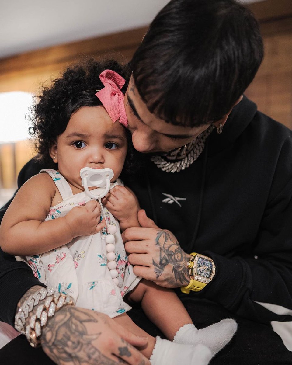 AnuelData's tweet photo. 📸 Anuel AA presenta oficialmente a su hija Gianella Gazmey 💖✨ https://t.co/XNzJbFbIqD