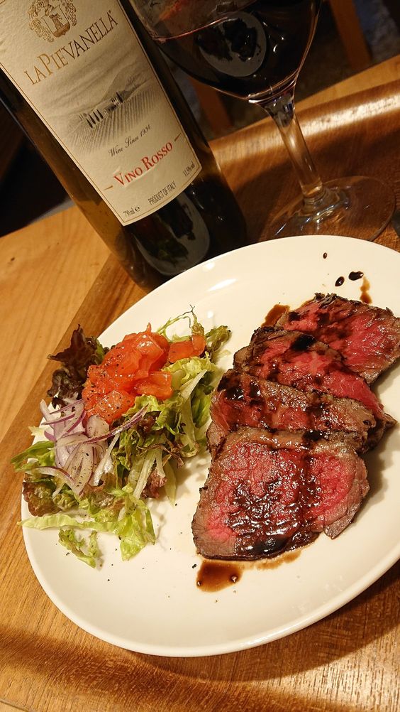 ErwinWardanny's tweet photo. Anytime you put a hot steak in front of a Girl, you're pretty much guaranteed a smile.
#Lunchtime 🍴🥗🍷🥩#WineAndDine 🍷🍽️
#SteakLover 🥩❤️#GreenSalad 🥗🥬🥒
#WineOclock 🍷🕒#MeatAndWine 🍖🍷 https://t.co/RLUxn3g4Pa