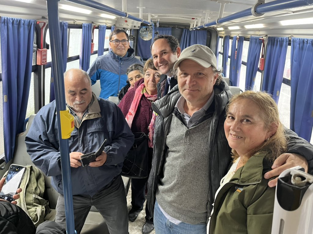 adeurresti's tweet photo. Aterrizamos 🛬 y partimos a #Mafil junto al concejal Eduardo Acuña para saludar a vecinos y vecinas de sectores como #Mulpún y #LasAlturas 💪🏽 seguimos #enterrenosiempre y #entodalaregion ahora camino a Paillaco🚶🏽‍♂️ https://t.co/AsISkrghIY