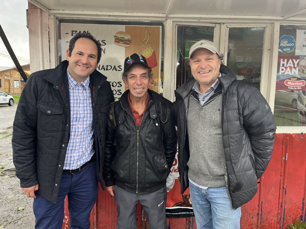 adeurresti's tweet photo. Aterrizamos 🛬 y partimos a #Mafil junto al concejal Eduardo Acuña para saludar a vecinos y vecinas de sectores como #Mulpún y #LasAlturas 💪🏽 seguimos #enterrenosiempre y #entodalaregion ahora camino a Paillaco🚶🏽‍♂️ https://t.co/AsISkrghIY