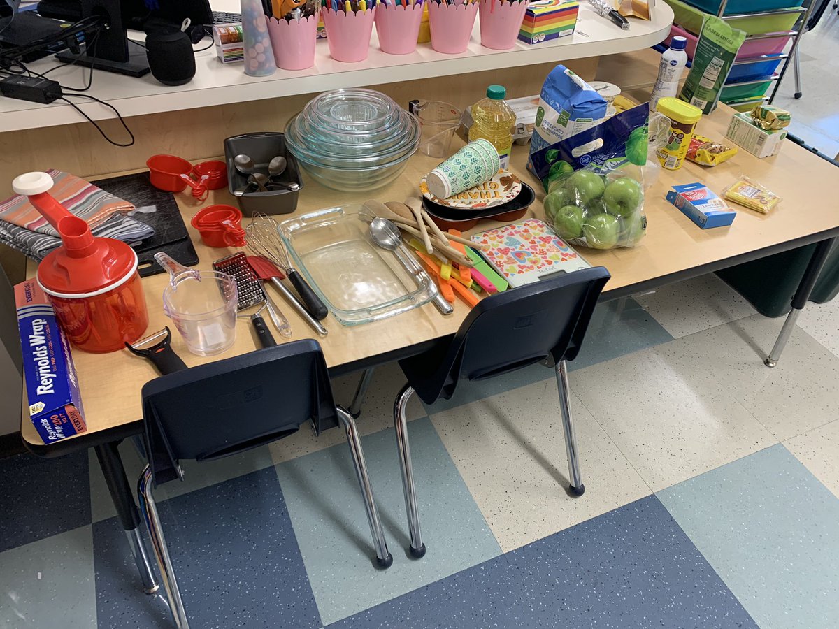 BureNaoelle's tweet photo. Aujourd’hui en GS, 5 groupes d’enfants ont accueilli 5 mamans pour faire 5 gâteaux différents. Les élèves ont adoré faire de la pâtisserie et goûté les différents gâteaux! Ils étaient tellement fiers d’eux! Merci les mamans @awtyintlschool #awtylearns https://t.co/JFRzBqTaXA