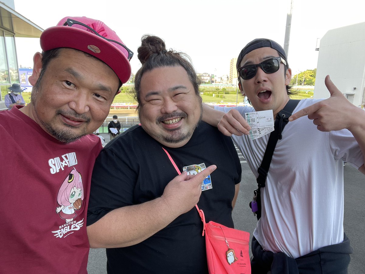 funaba4_aniki's tweet photo. 旅に出ます#23
昨日おしゃすサンに浦和競馬場招待頂き改めて嬉しかったです😊又､ショコ壱番屋さん､サノバビッチ松浦【ニートボクロチキン】さん達にもお会い出来ました❗️快くお話し写メ撮って頂き有難うございました😊競馬❗️最の高❗️
#サノバビッチ松浦_ニートボクロチキン
#ショコ壱番屋
#おしゃす https://t.co/YmfCUUhEGI