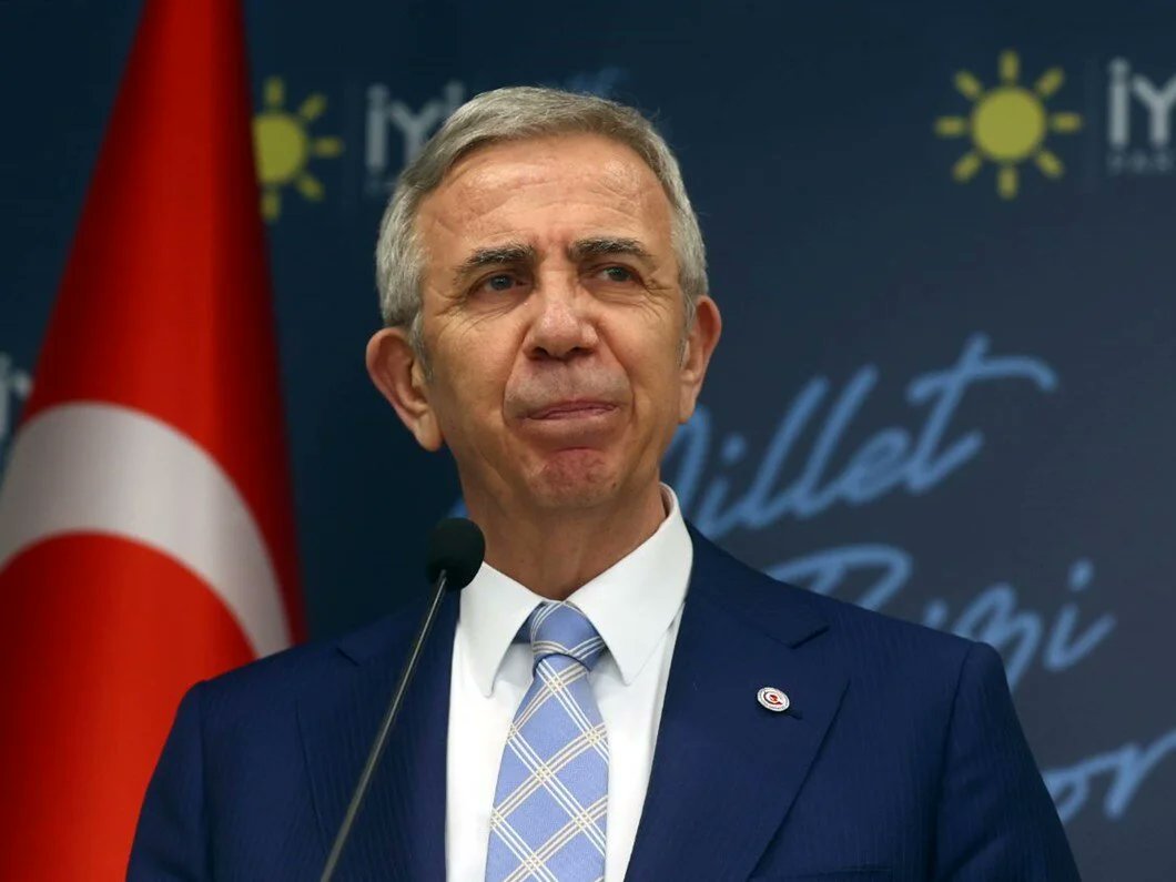 iyiphaber's tweet photo. Mansur Yavaş: 

"Bir Allah’ın kulu çocuklarıma, yakınlarıma ‘Senin baban bunu yaptı.’ diyemez, dedirtmem. 
Yarın bu görevi bırakacağız, sivil hayatın içine gireceğiz. Aynı itibarın devamını makamı bıraktıktan sonra da istiyorum." https://t.co/PWuOO1tgch