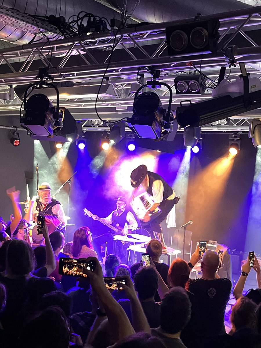 lucky_Steve's tweet photo. Geil! 😎 @elakelaisetband hat abgeliefert! #Humppa ! 🔊🔊 🇫🇮 https://t.co/Pv1RY2Gg68