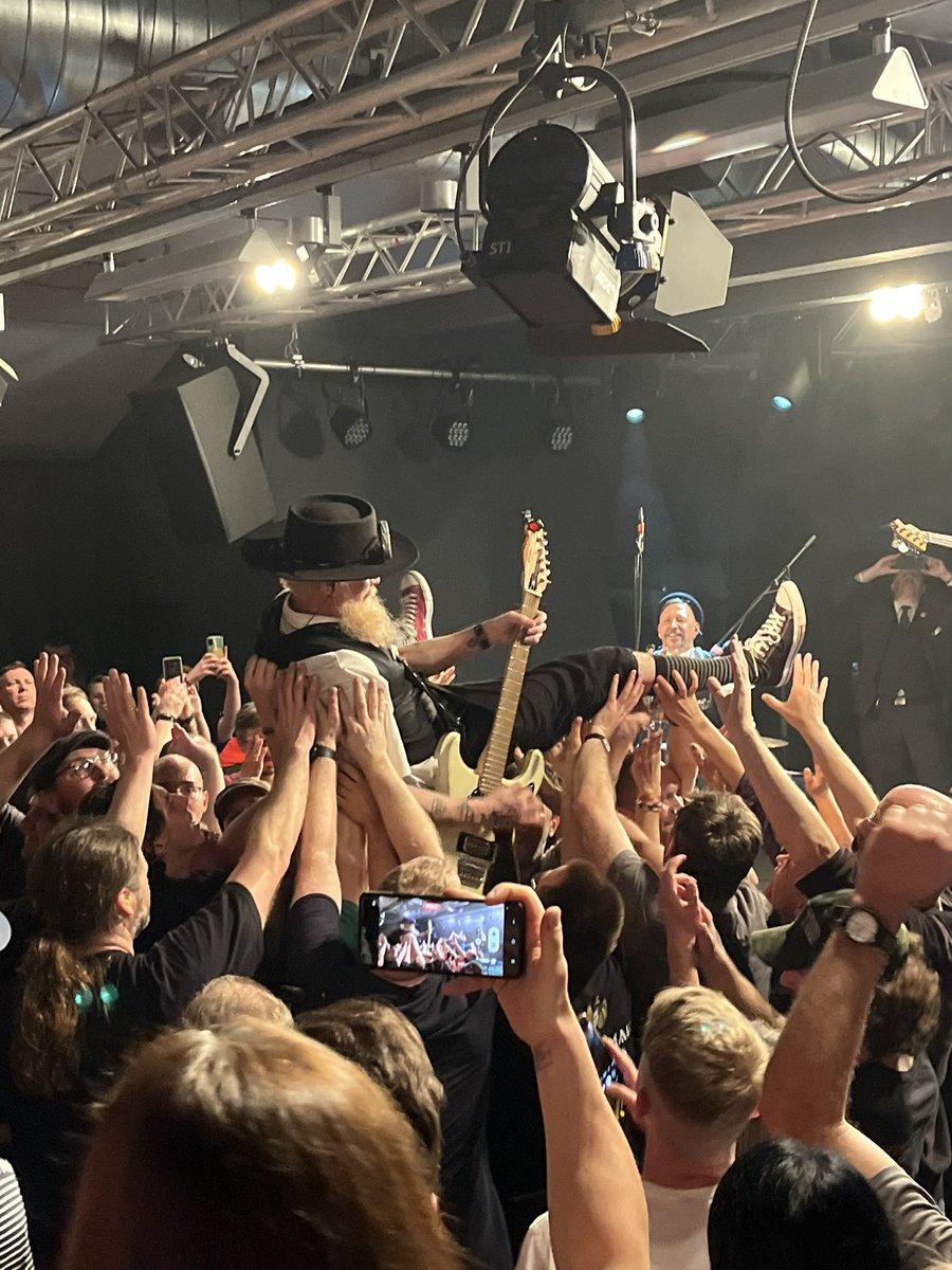lucky_Steve's tweet photo. Geil! 😎 @elakelaisetband hat abgeliefert! #Humppa ! 🔊🔊 🇫🇮 https://t.co/Pv1RY2Gg68