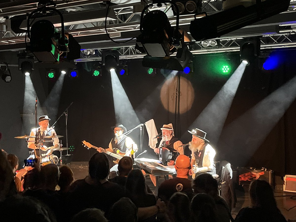 lucky_Steve's tweet photo. Geil! 😎 @elakelaisetband hat abgeliefert! #Humppa ! 🔊🔊 🇫🇮 https://t.co/Pv1RY2Gg68