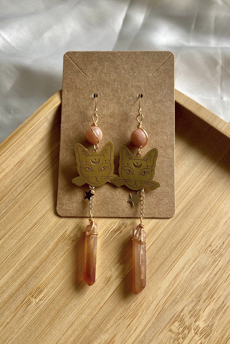 those peach moonstone beads have my heart 

starlight kitty are still looking for a home!🐱🍑🪐
