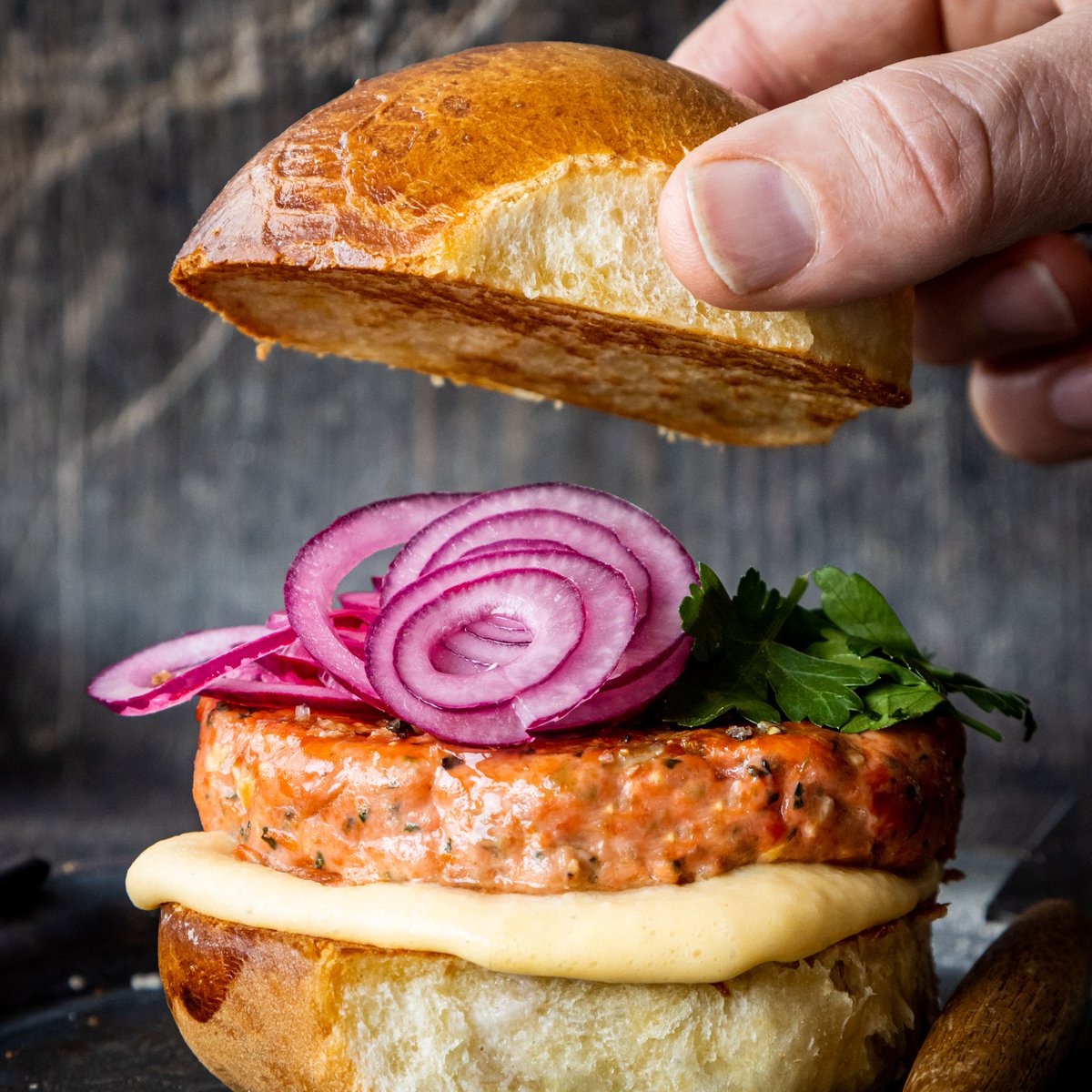 AlaskaSeafoodUK's tweet photo. Upgrade your burger game with this mouth-watering Alaska Sockeye Salmon Burger topped with @floridagrapefruituk and Tarragon Sauce, created by   @PeterSidwel 👉 https://t.co/4LZQilWCdR 🍔🐟🍊
 
#AskForAlaska #TheAlaskaWay #seafood #FreeNotFarmed #Alaska #seafood  #recipe https://t.co/m7fTYCsgZl