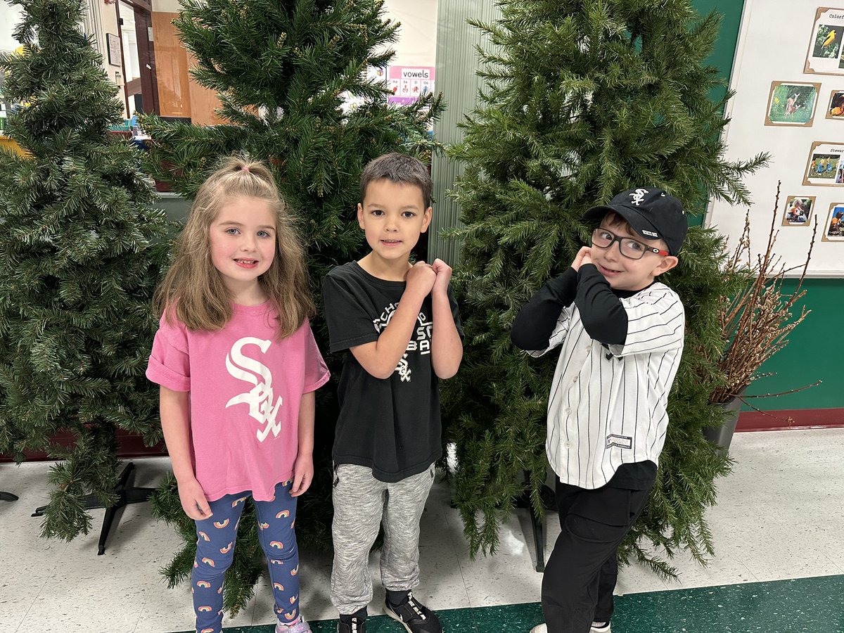 Discover_MV's tweet photo. Thank you so much to our MV community! We raised $577.34 for Shriners Children’s Hospital in honor of Mr. Furlan! Our Cubs vs Sox Spirit Day was a fun way to wrap up our coin drive and celebrate this accomplishment.  Way to go, Meadowview! ❤️💙 ⚾️ 🖤🤍 https://t.co/ouoHZp2iAi