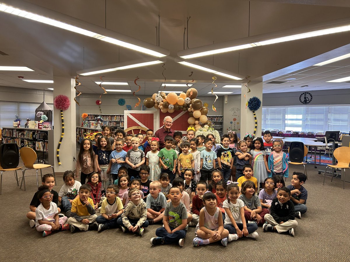 NJimenez_OKES's tweet photo. Celebrating Día de los niños with author Joe Hayes! #TeamSISD #SISDReads #RamsRead https://t.co/oiuOVZswp0