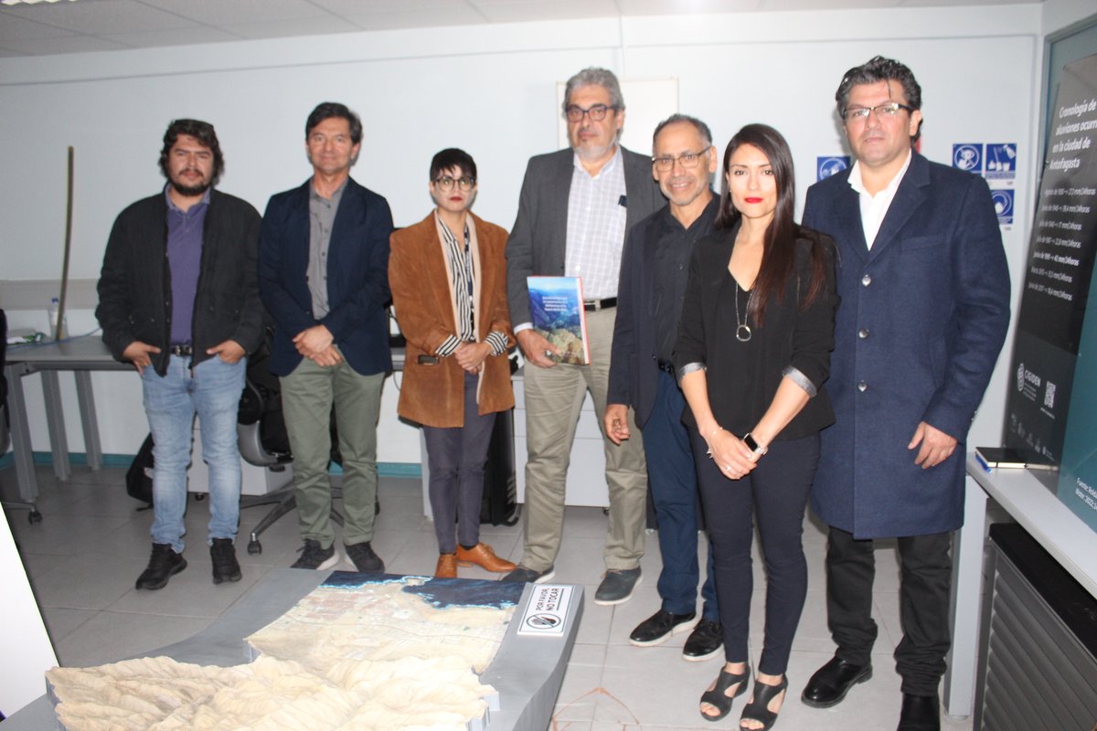 [HILO] Hoy nuestro subdirector <a href="/gonzale91840069/">gonzalez gabriel</a> junto a la investigadora y doctora en geología (c) <a href="/UCNorte/">Universidad Católica del Norte</a> , <a href="/Fca_Roldan_Geo/">Francisca Roldán</a>,  se reunieron con la Dirección de Obras Hidráulicas (DOH) de #Antofagasta para conversar sobre el riesgo de #aluvión en las quebradas de Antofagasta.
