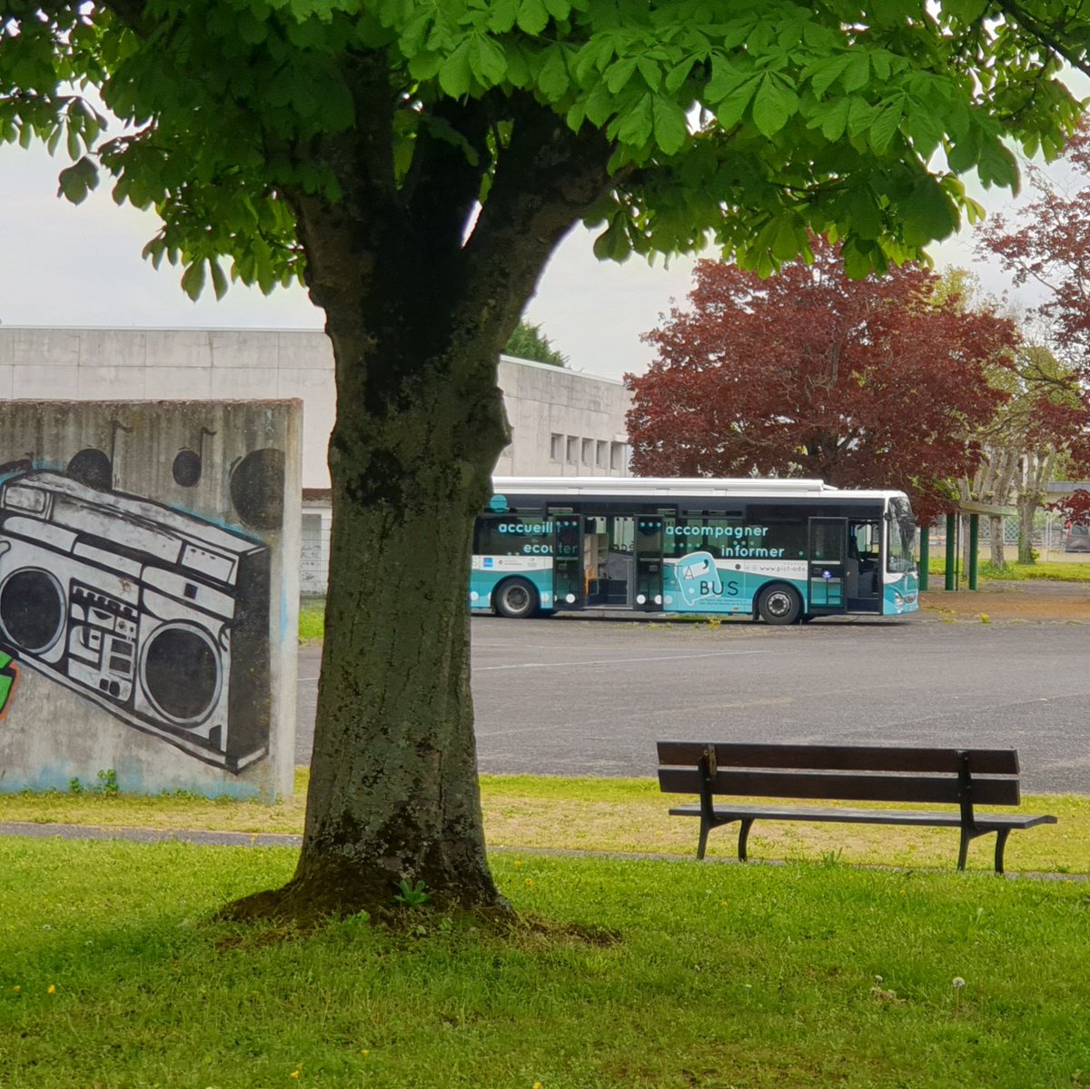 LyceeMarcGodrie's tweet photo. 🚌 PICTA'BUS 🚌
Aujourd'hui, le Picta'Bus était de retour dans la cours du Lycée Marc Godrie ! 
Au programme, séances de vie de classe et de relaxation pour apprendre à gérer son stress à l'approche des examens 🎓
#marcgodrie #pictabus #bienetreaulycee  #academiedepoitiers https://t.co/2LKtZYgNEH