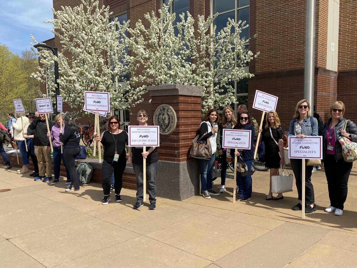 WEAunion's tweet image. WHS Educators walking out today. #Whatwillittake #FairFive