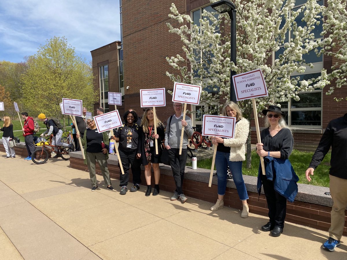 WEAunion's tweet image. WHS Educators walking out today. #Whatwillittake #FairFive