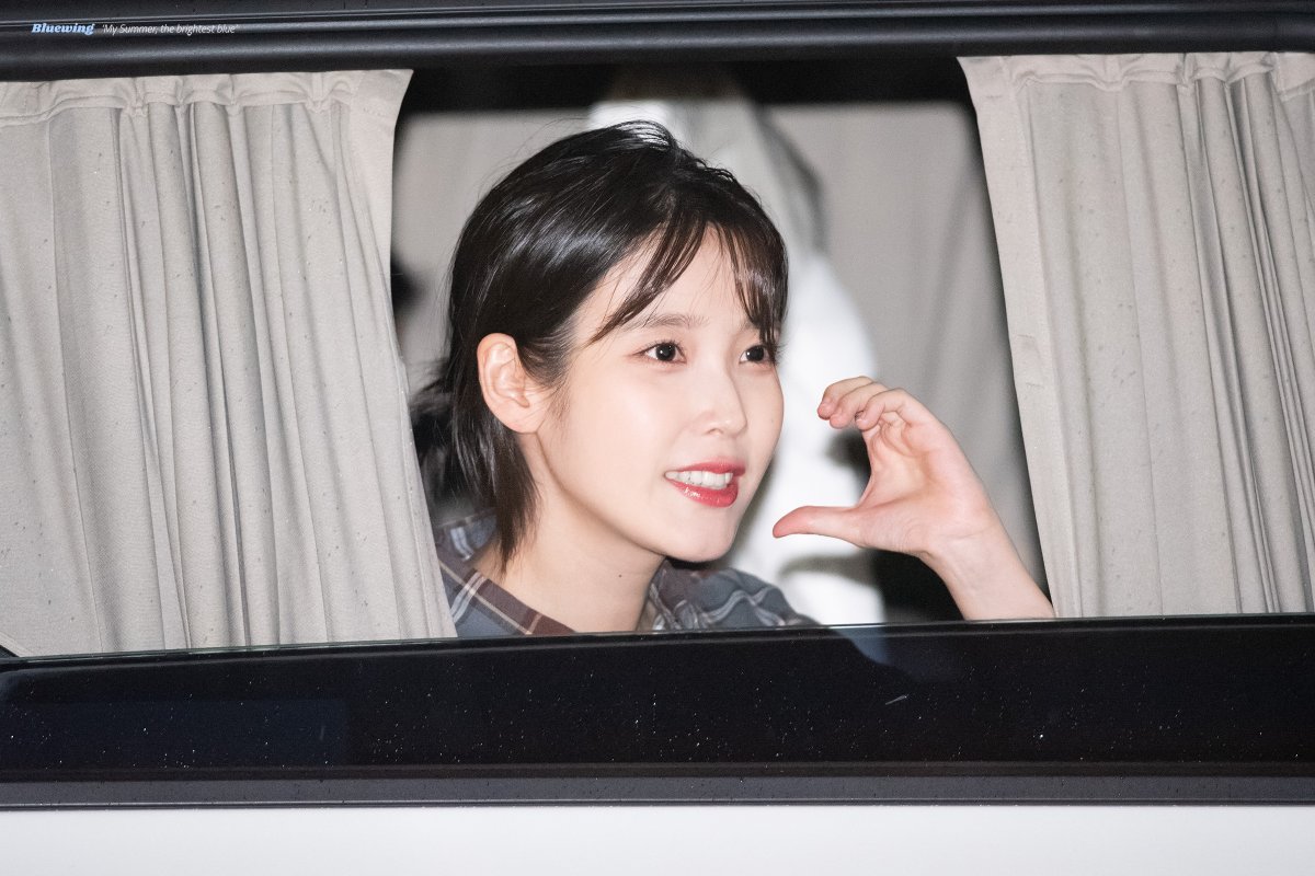 iu_bluewing's tweet photo. 230428 백상예술대상 퇴근길 📷

볼하트 💕🫶🏻

#아이유 #이지은 #IU https://t.co/PAS3ZHytkM