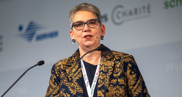 Dt_Aerzteblatt's tweet photo. Pflegerat kritisiert Gesetzentwurf zur Pflegereform: Berlin – Die geplante Pflegereform der Bundesregierung bleibt aus Sicht des Deutschen Pflegerates weit hinter den Erwartungen zurück. „Weder die Politik noch die Pflegebedürftigen und deren… https://t.co/vxxoLEiimg https://t.co/Moi0TJOypp