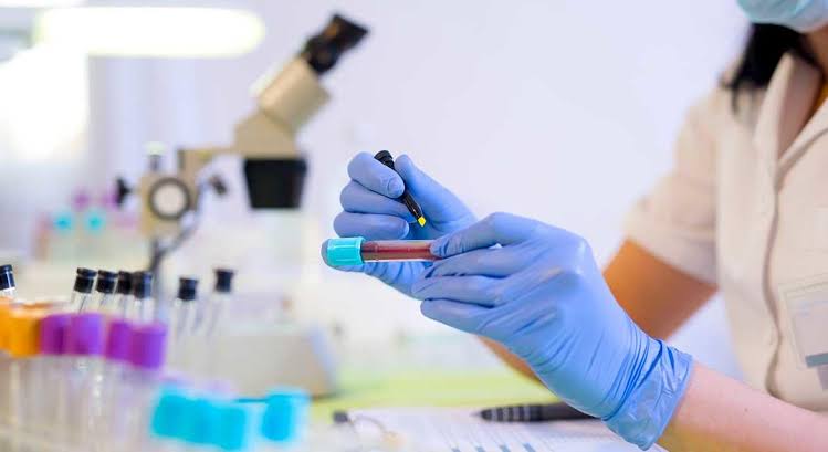 Hastalıkların kesin tanısında laboratuvar analizi zorunludur. Bir çok alanda var olan tıbbi laboratuvarlarda bu konuda eğitim almış olan laboratuvar teknikerleri ve teknisyenleri çalışmalıdır <a href="/saglikbakanligi/">T.C. Sağlık Bakanlığı</a> <a href="/drfahrettinkoca/">Dr. Fahrettin Koca</a>
#LaborantlarGünü