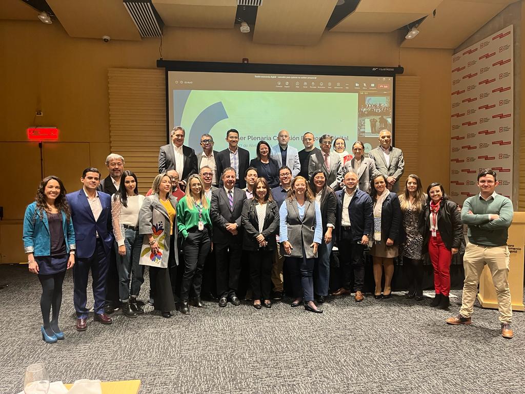 #Ayer | En el desarrollo de la primera plenaria de la Comisión de Economía Digital ICC, liderada por la CCB, se presentaron las acciones y programas que permitirán seguir apostando por el fortalecimiento de la economía digital y el uso estable de las TIC en Bogotá-Región.