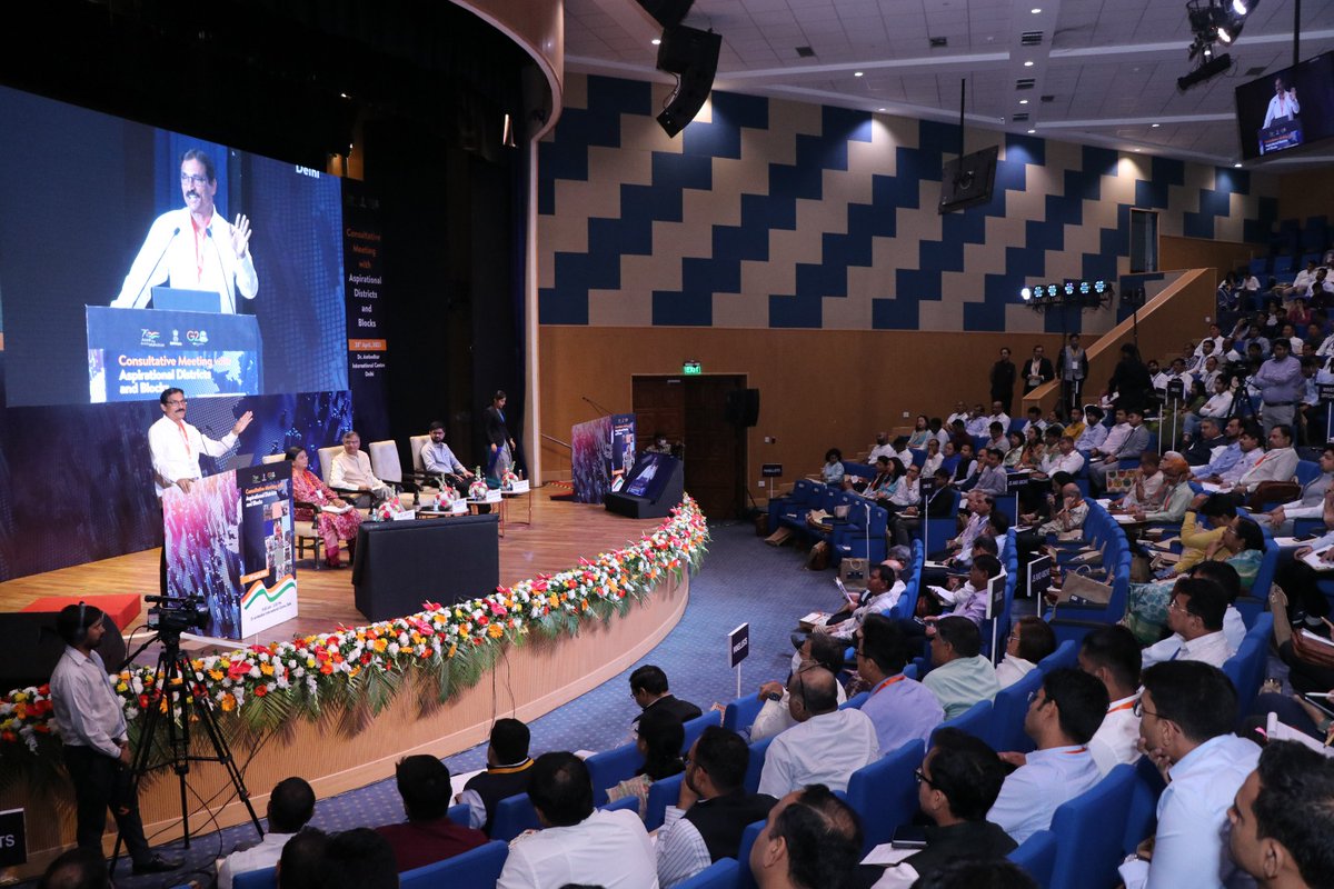NITIAayog's tweet photo. The first panel discussion focused on the theme Accelerating Agriculture in #AspirationalDistricts and Blocks. 

Member @Ramesh_ChandDr chaired the session &amp; interacted with 3 experts including Sr. Adviser @DrNeelamPatel1, Popat Rao Pawar (Maharashtra) and Odisha DM Ashish Patil. https://t.co/ERPGCQvUcO