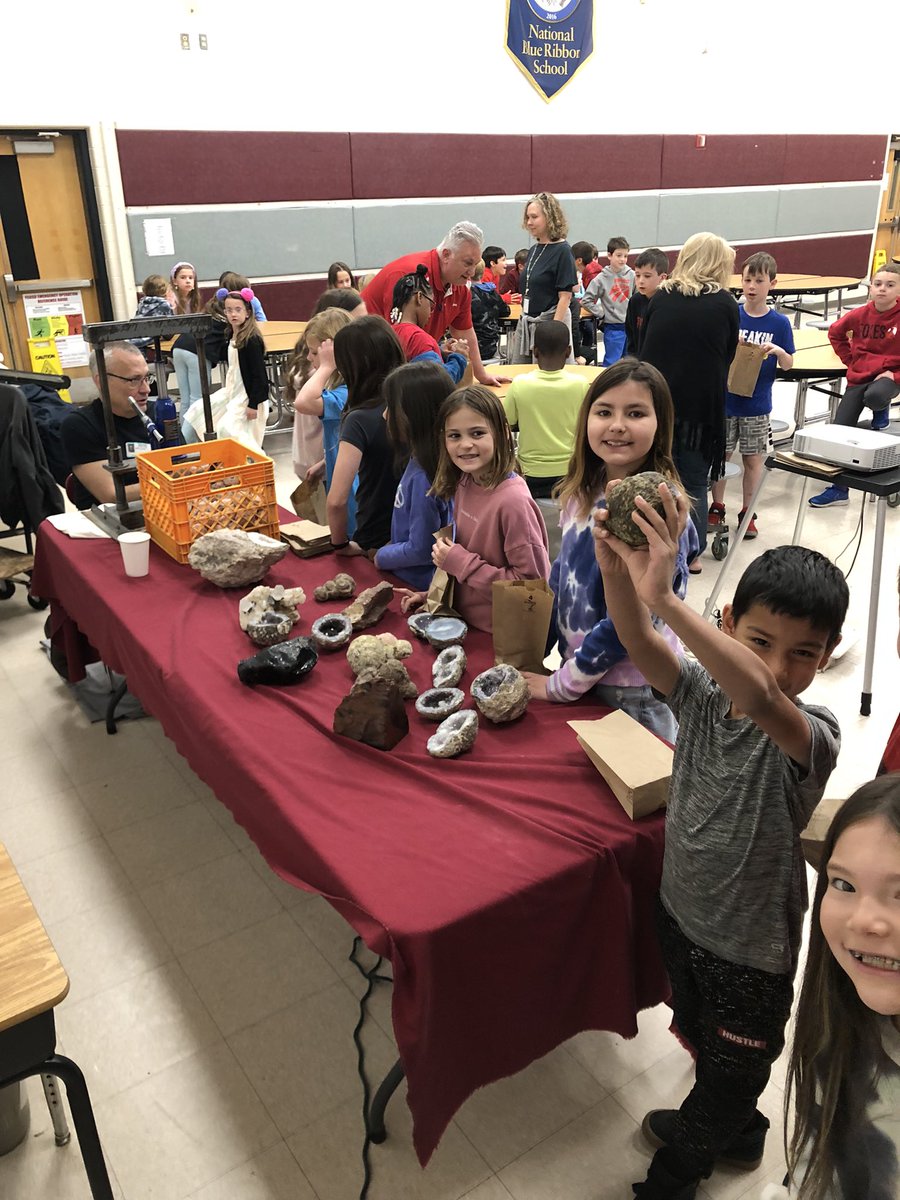 MrsHowardFV's tweet photo. Geodes rock! 🪨💎 we learned so much from Jeff the Geode Guy during our in school field trip today. Great extension to our Earth science lessons @FCASD #FCproud https://t.co/LJeGhtx7Yd
