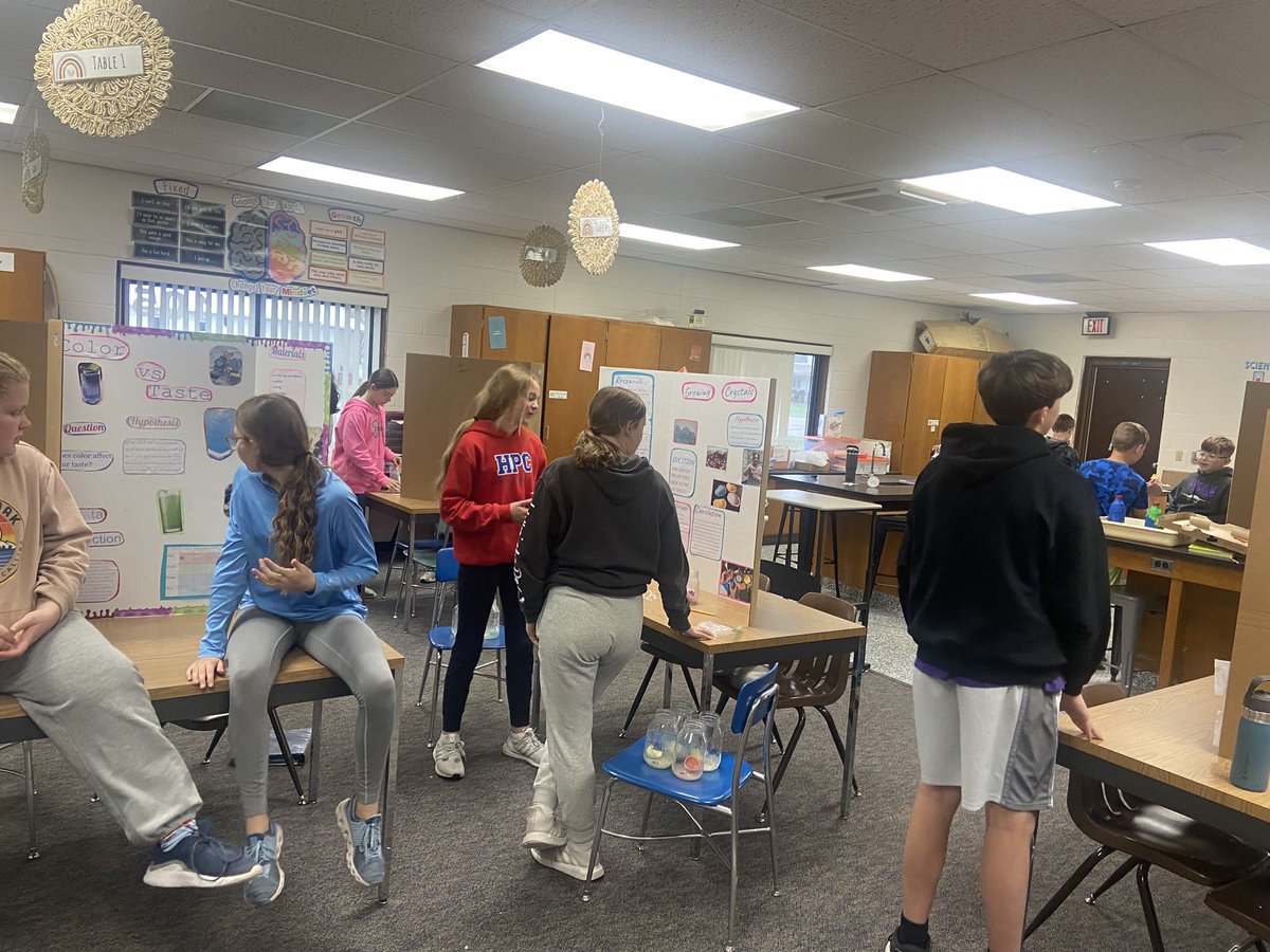 SimonsonBailey's tweet photo. 4 days till they get to show off all their hard work for the science fair !! @HPCSTORM https://t.co/PlqSZSpuch