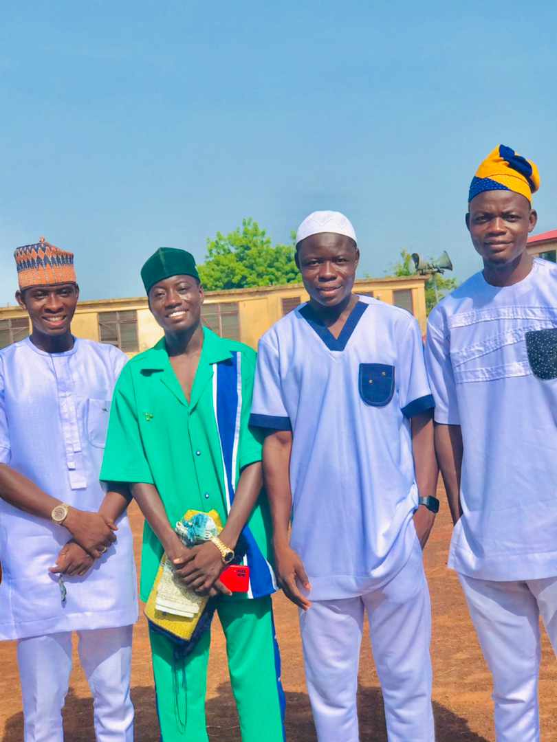 AJiraso's tweet photo. The blessings every couple asks God for; three gentle giants. We're not only three but fourteen giants. Ten males and four females. I can imagine your felicitations and secret prayers;- "I wish this happens to me too". https://t.co/eLNymqAabh