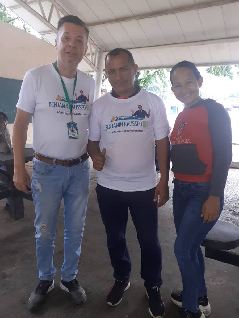 portconbenjamin's tweet photo. Hoy la actividad es en Guanare ya la juvenil junto con los coordinadores regionales están allá para la jornada de recolección de firmas para nuestro candidato Benjamín Rausseo no te quedes sin firmar #ConRausseoMeResteo
@ErGuacharo https://t.co/Cgq7BKNgHn