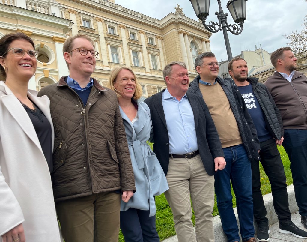 Solidarity: the 8 Nordic & Baltic foreign ministers shoulder to shoulder with Ukrainian colleague @DmytroKuleba in Odesa. Talks on military support, European integration & grain exports.