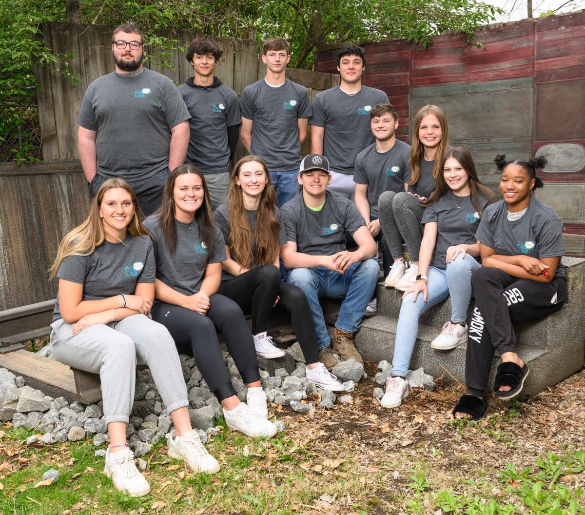 We are SOOO EXCITED to show off a few of our 2024 Senior Ambassadors rocking their new Ambassador shirts!! We had a ball at our Spring meeting. Next stop, SENIOR SESSIONS📷📷📷