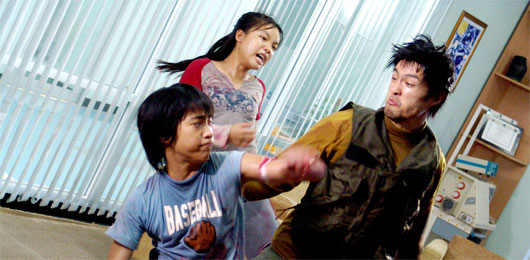 WarriorFlix's tweet photo. Wun has 4 hours to receive a life-saving heart transplant, but the heart in question is being held hostage by a terrorist faction that Wun's brother and friends must defeat.

🎥 : POWER KIDS (2009), dir. Kridsanapong Radchata (THE MICROCHIP) https://t.co/kokqhd7brR