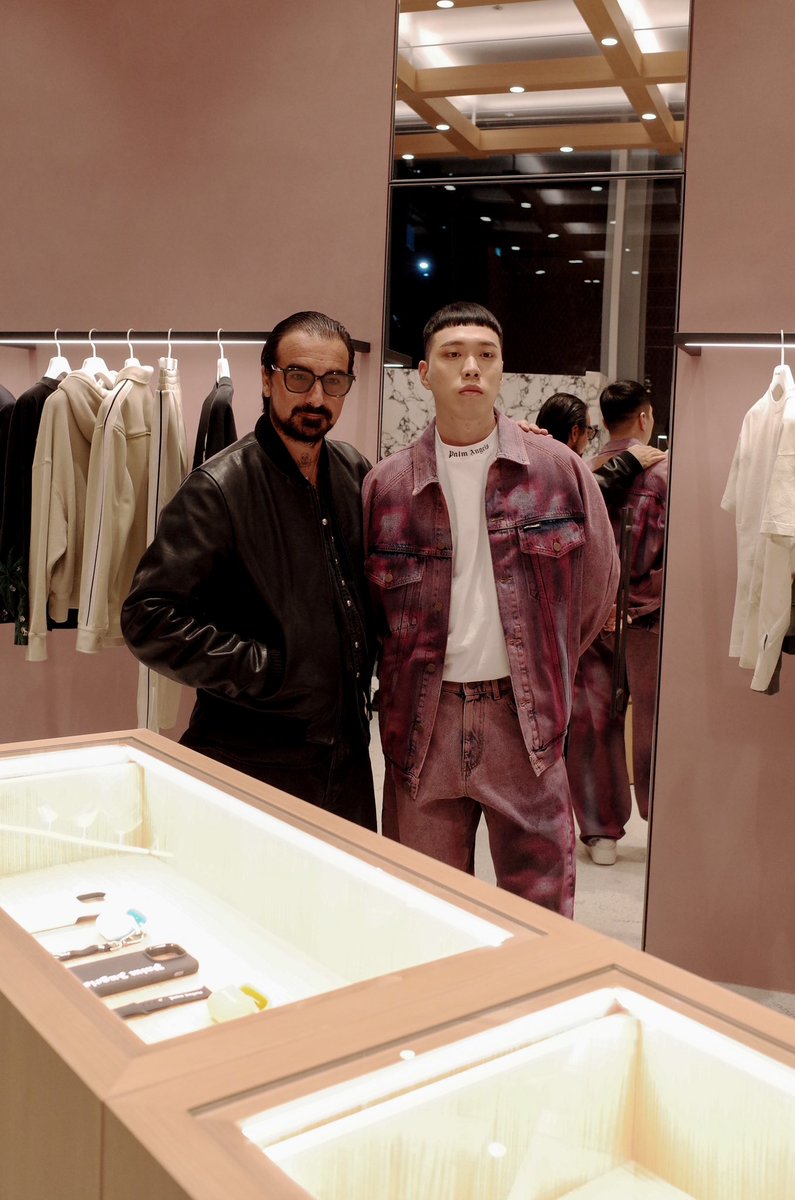 🕶️
어 나 전역하자마자 바로 팜엔젤스 가서
바로 사진 찍혀 그리고 바로 올려