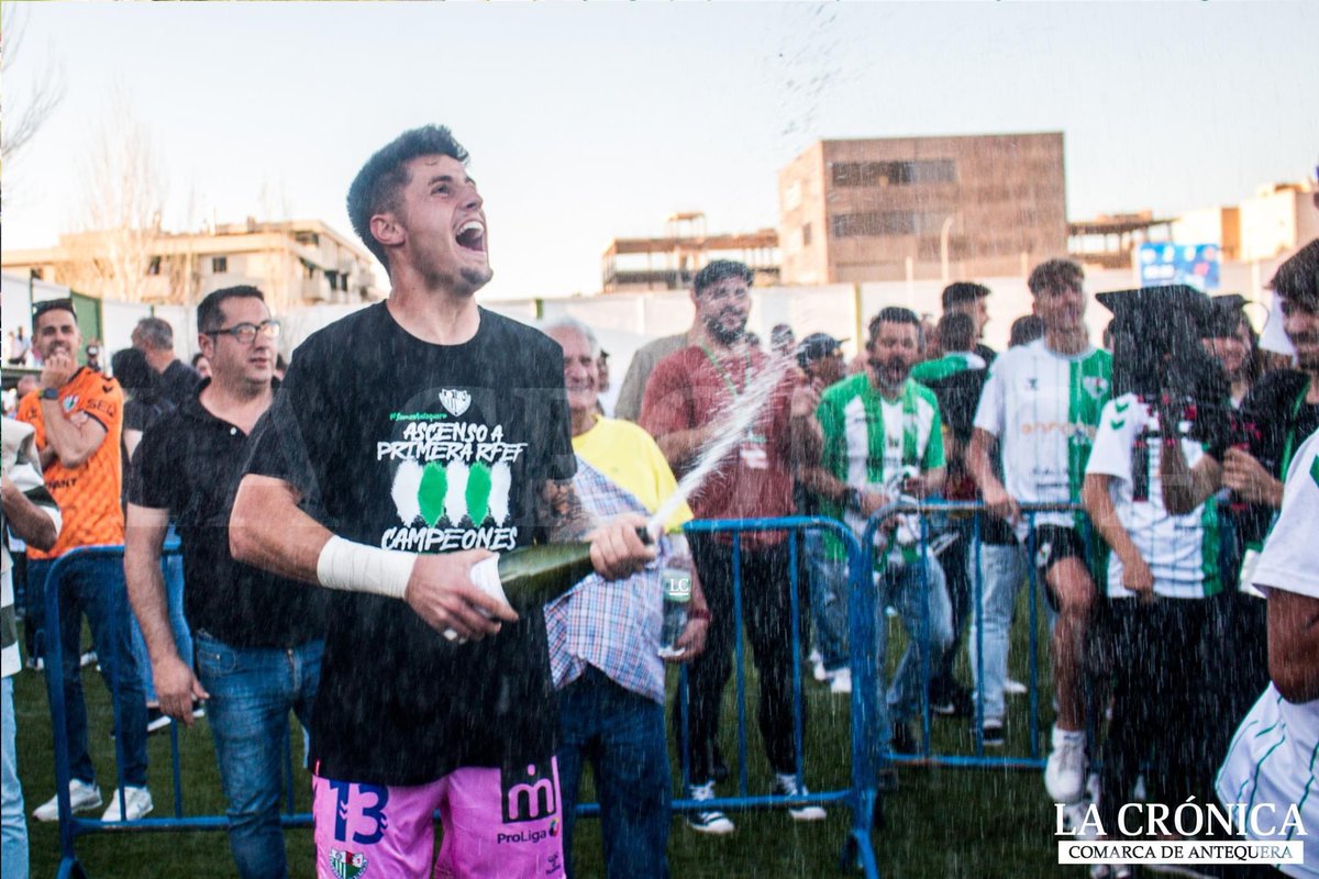 AntequeraCF's tweet image. 🏆 ¡Este domingo recibiremos el trofeo de 𝐂𝐀𝐌𝐏𝐄𝐎́𝐍 de #SegundaRFEF Grupo IV!

🙌 Os esperamos a todos en #ElMaulí. 🏟️

#AntequeraBetisDeportivo #SomosAntequera ⚪️🟢