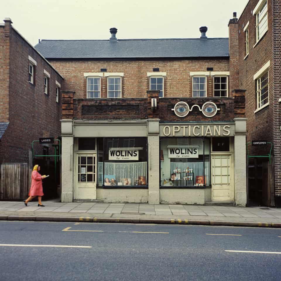 Bertrom's tweet photo. I haven’t posted any of 
Peter Mitchell’s brilliant images for a while, so here we go!
Peter worked as a lorry driver in Leeds in the 1970s, photographing the city during his rounds. 
Beautiful and evocative work that is a moving reminder of community. https://t.co/ie7B7jxZQJ