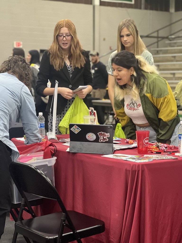 GR8Day2BaPirate's tweet image. Middle and high school pirates attending Career Day! Over thirty careers are represented on site to give career exposure to every student. #Gr8Day2BaPirate #ReadyForSuccess