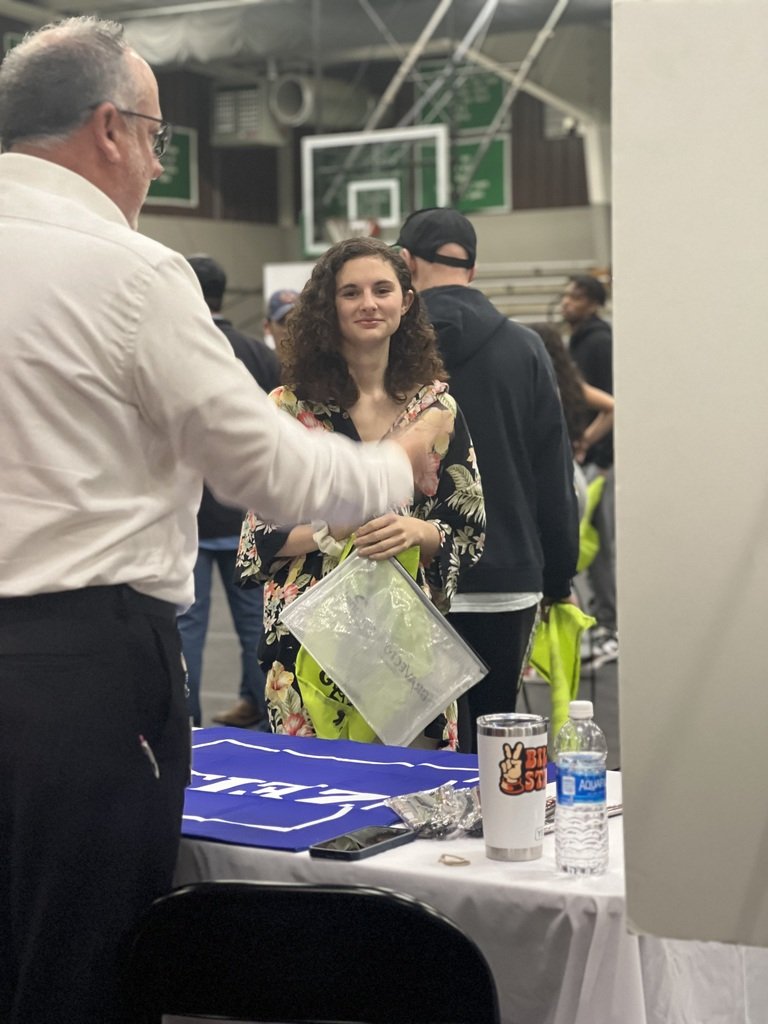 GR8Day2BaPirate's tweet image. Middle and high school pirates attending Career Day! Over thirty careers are represented on site to give career exposure to every student. #Gr8Day2BaPirate #ReadyForSuccess