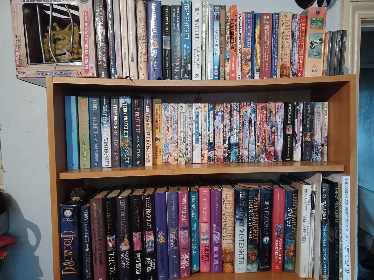 GreenstuffGav's tweet photo. @GavThorpeCreate A similarly faded copy of Lords and Ladies ... only have 1 bookcase and all my other fictions lower down! https://t.co/l6cBgr81Ai