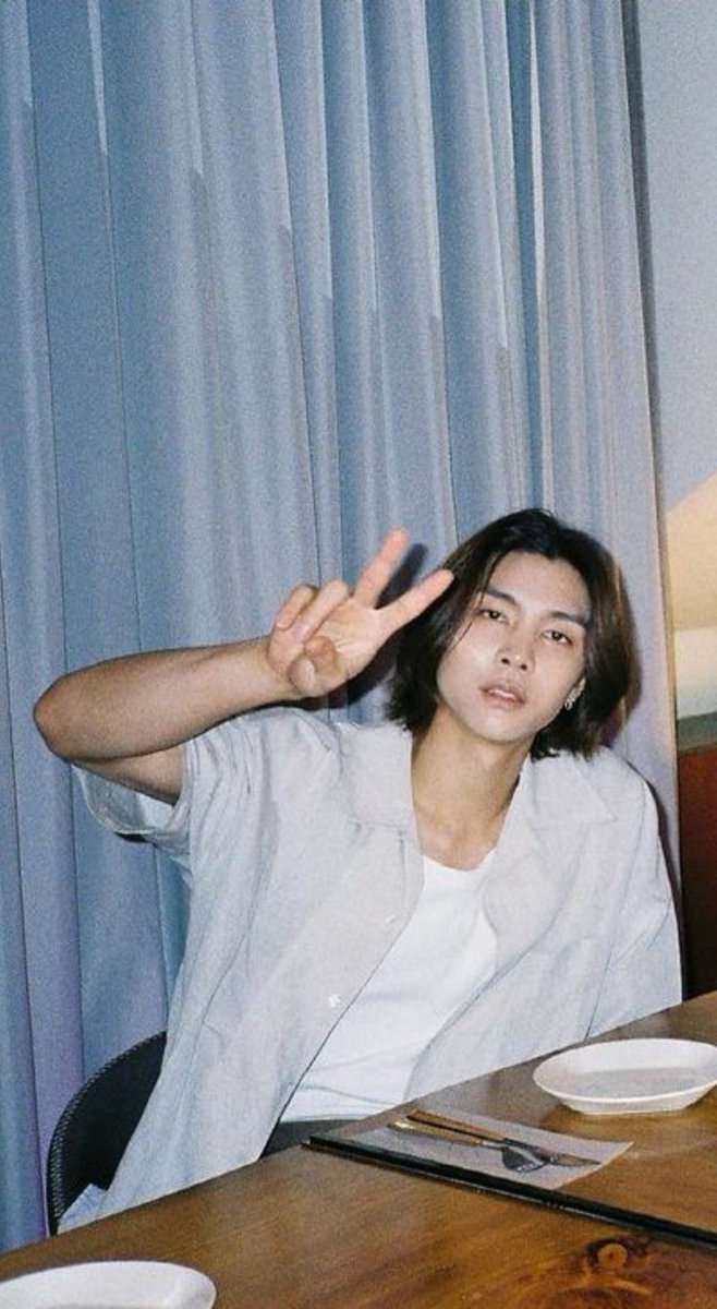 violetsnrs's tweet photo. Aku pernah lihat editan 2 foto ini, tapi lupa save. Yang punya/save bisa tolong bagi aku ga? Makasih 🥹🙏🏻 https://t.co/lbMmT6Q3vh