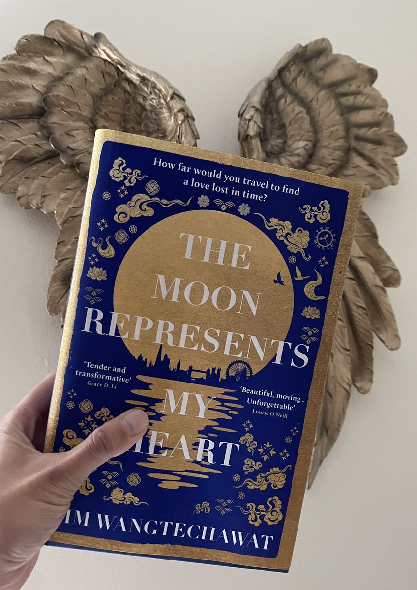 This book has to be special because the girl who wrote it is extra-special 🌗🫶 @PimsupaW. And, thank you SO much @hatfield_polly for sending me this gorgeous copy with such a lovely handwritten note! 💕
