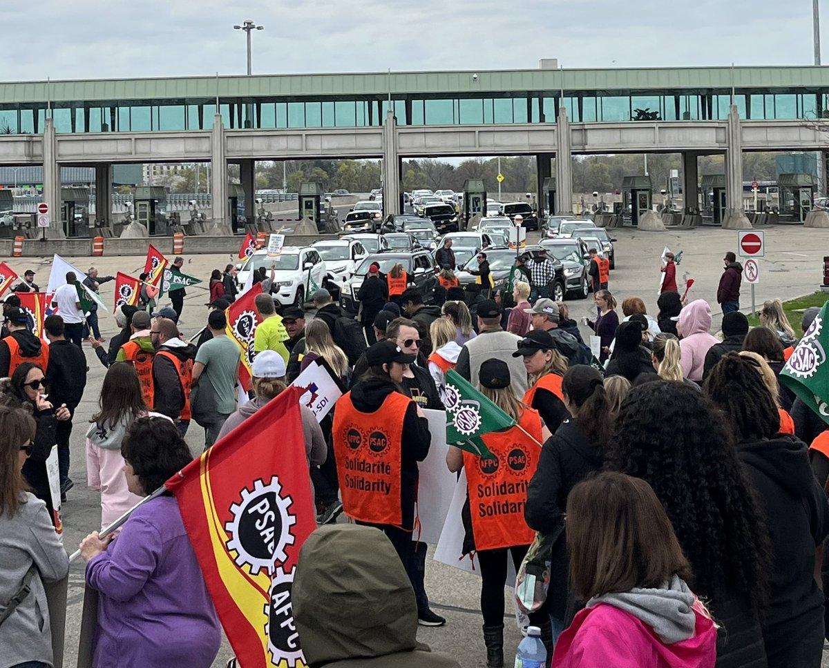 PSACOntario's tweet photo. Traffic is backed up at the Rainbow Bridge with the ongoing @psac_afpc protest #onpoli @CHCHNews @CHCHTV @NiaFallsReview https://t.co/AeUuaNjgLk