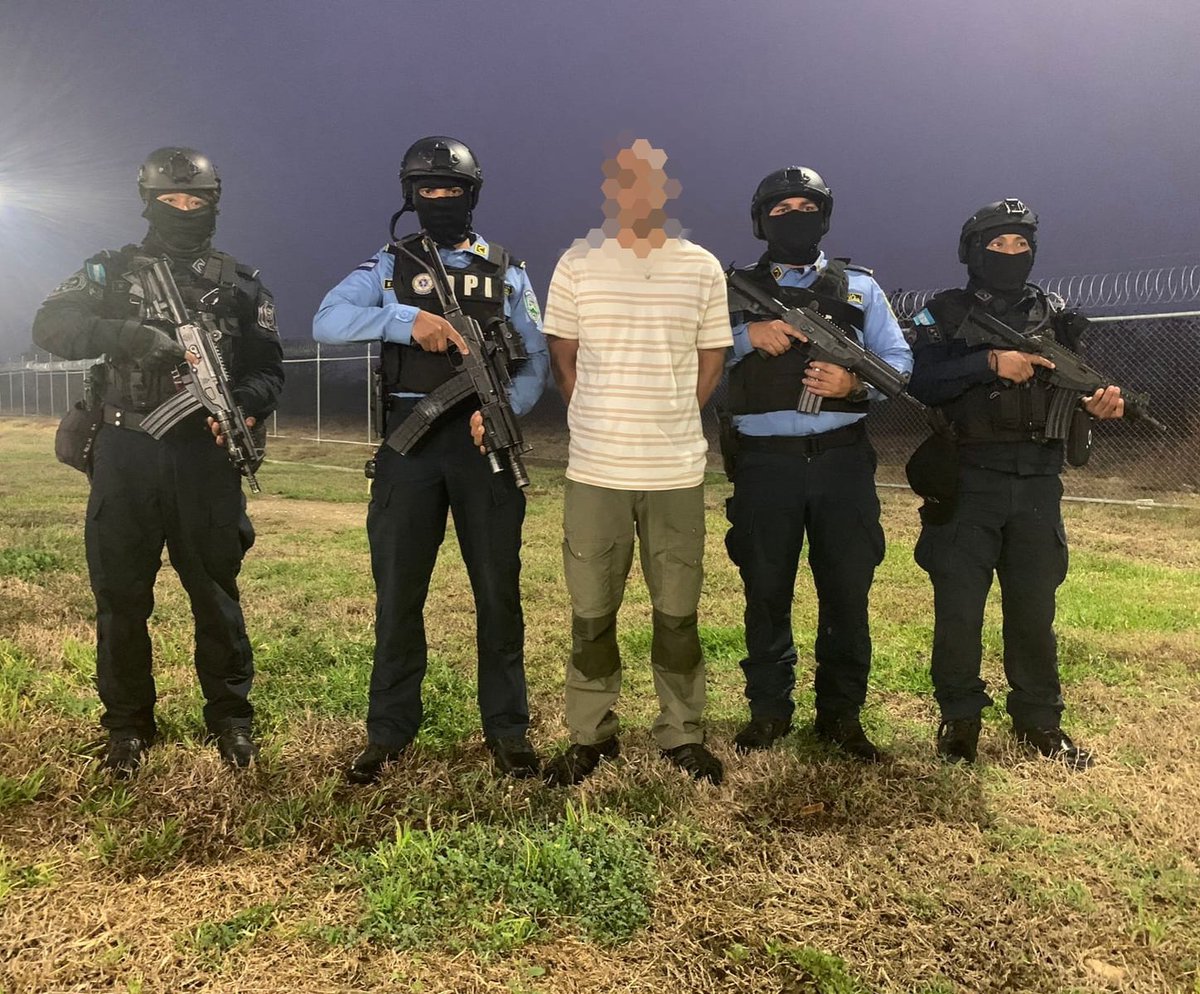 SSEGURIDADHN's tweet photo. La Policía Nacional capturo a dos presuntos cabecillas de la banda delictiva "Los Calix", por suponerlos responsables del asesinato de cuatro personas, entre ellos el Sub Comisionado de Policía Encarnación García Guerrero, quien fungía como comandante de la #UDEP9. https://t.co/F7Kjmyb8Pn