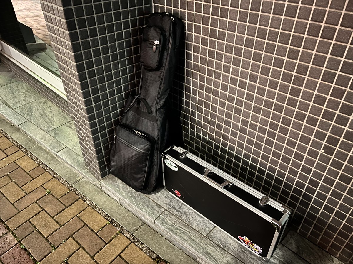 1990_Zstyle's tweet photo. スタジオが楽し過ぎて写真撮り損ねた🥶
嗚呼、もっと弾けたら更に楽しいんやろーなー🤤
即席スギ様ソロ音が妙に気持ち良かった❤️
こうやって人は深みにハマって行く訳やな🤪
メンバーの期待に応える為にも気合い入れて特訓やな🎸
久々の街角ダラダラは気持ちいい👍
#soundboogie
#スタジオ https://t.co/zcSOzWf05X