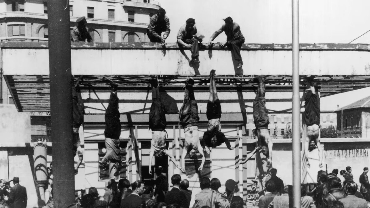 MiercolesRepubl's tweet photo. Tal día como hoy en 1945: El dictador italiano Benito Mussolini y su amante, Clara Petacci, son ejecutados en Dongo (norte de Italia). Fusilado, colgado boca abajo, vejado y humillado junto a su amante. 

La orden de fusilarlo llegó desde Roma y la decisión fue tomada, entre otros, por Sandro Pertini, luego presidente de Italia.

#28DeAbril #FelizViernes