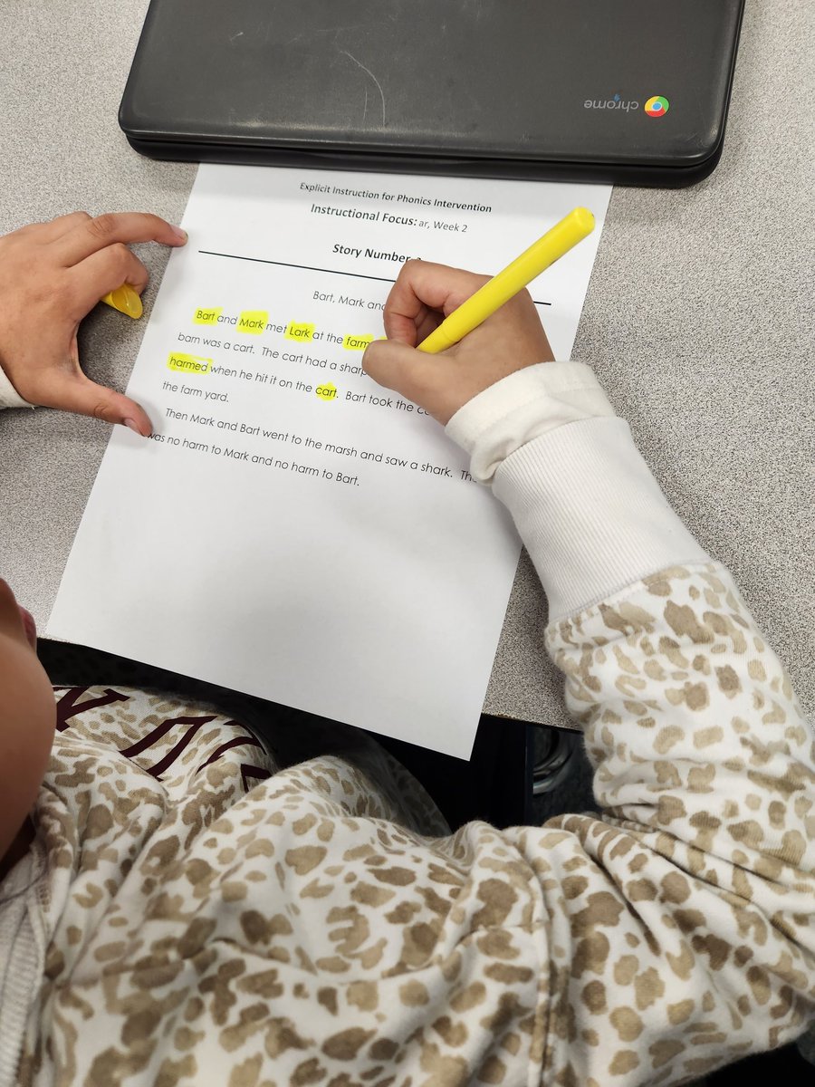 suzteaches98's tweet photo. My student working on highlighting "ar" words and then they read the highlighted words with a pirate accent. Then they got with a partner and a stopwatch to read the connected text to work on fluency. #genoaowls #pisdlachat @pisdesela #connectedtext #fluency #decoding #phonics https://t.co/tlAElTN8bI