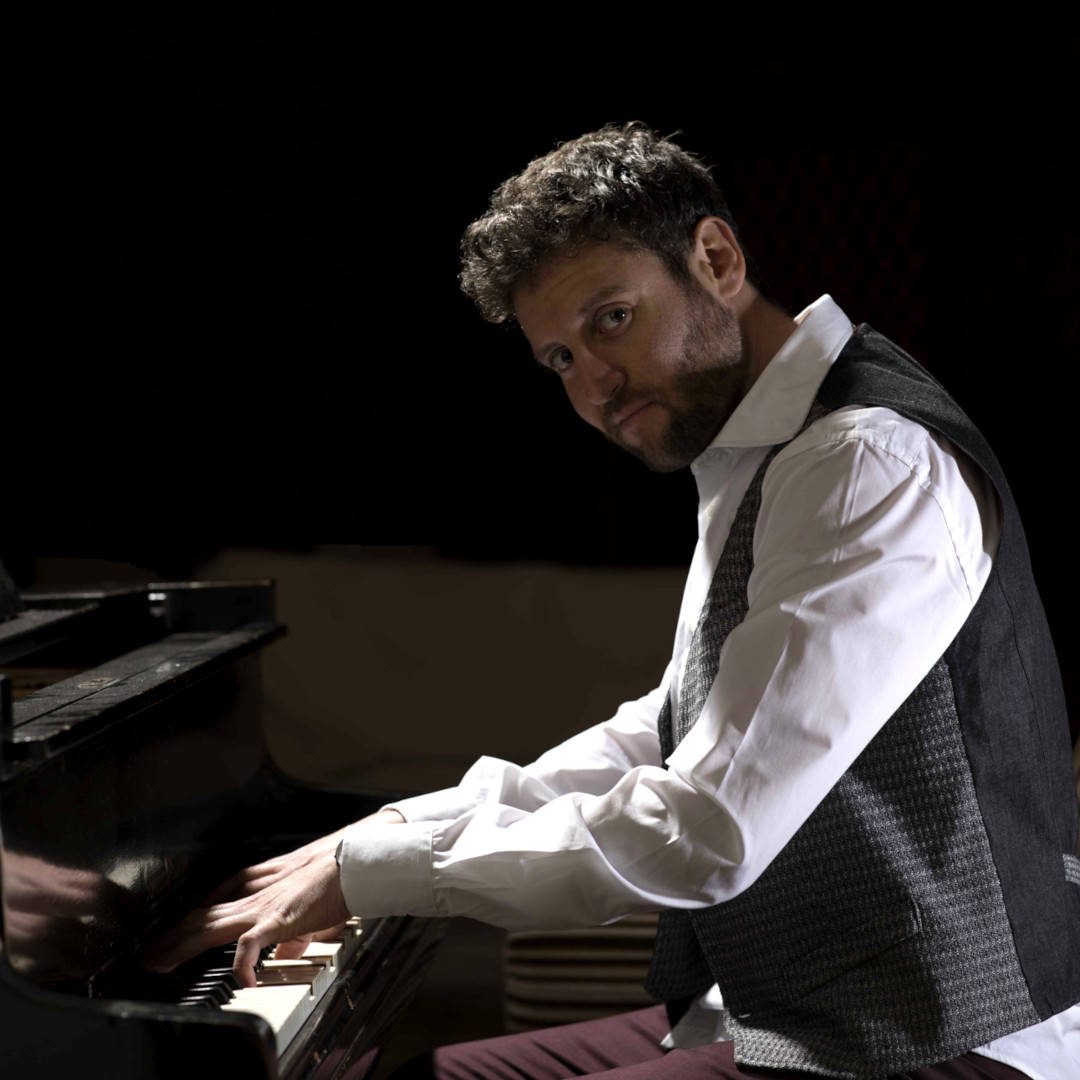 GIOVANNI GHIZZANI TRIO
Divendres, 12 de maig, a les 18.30h

Un viatge a través de les harmonies més refinades del #jazz contemporani

A càrrec de Giovanni Ghizzani, piano - Héctor Tejedo, contrabaix, i Lluís Naval - bateria

#musicaenviu #música #concert #espectacle #cancastello