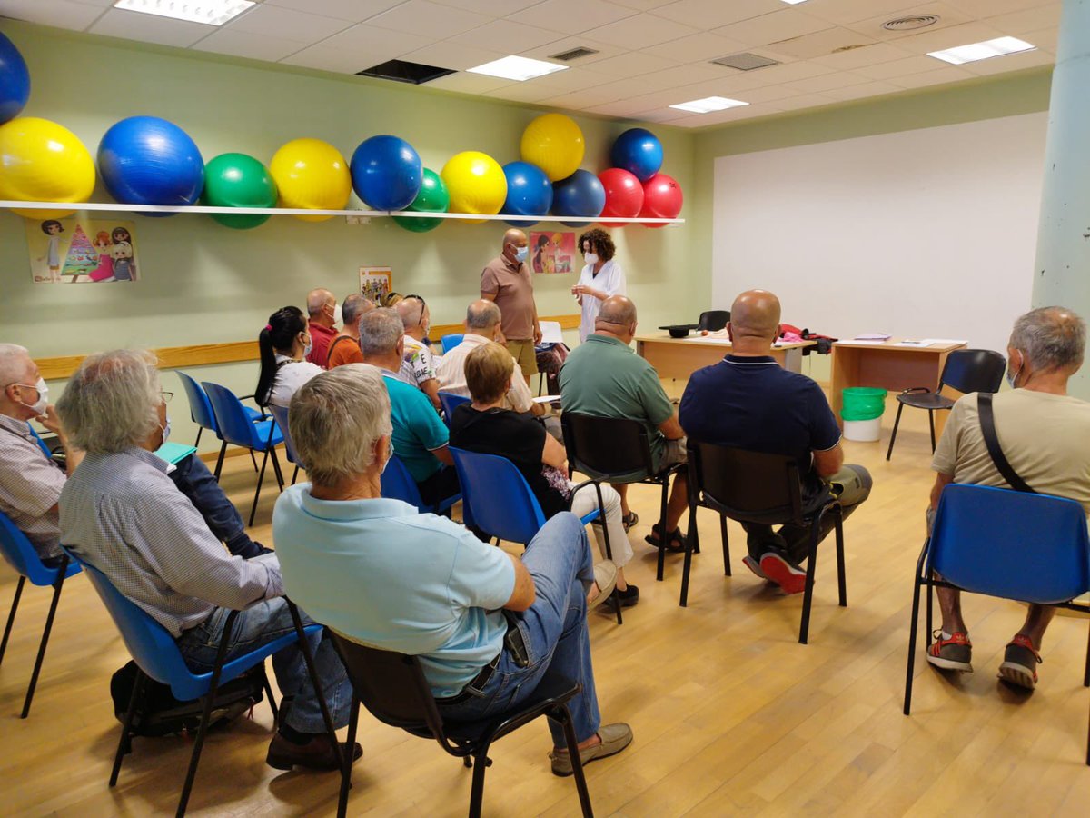 CentroDoctoral's tweet photo. Esta semana tuvimos un nuevo jueves de talleres para la #comunidad. Uno para las personas #cuidadoras 🟰taller de #Movilización de las personas encamadas, y otro para las personas con #diabetes de ejercicio físico, ambos impartidos por nuestras compañeras #enfermeras  #GAPGC https://t.co/NkgaUXpqn5