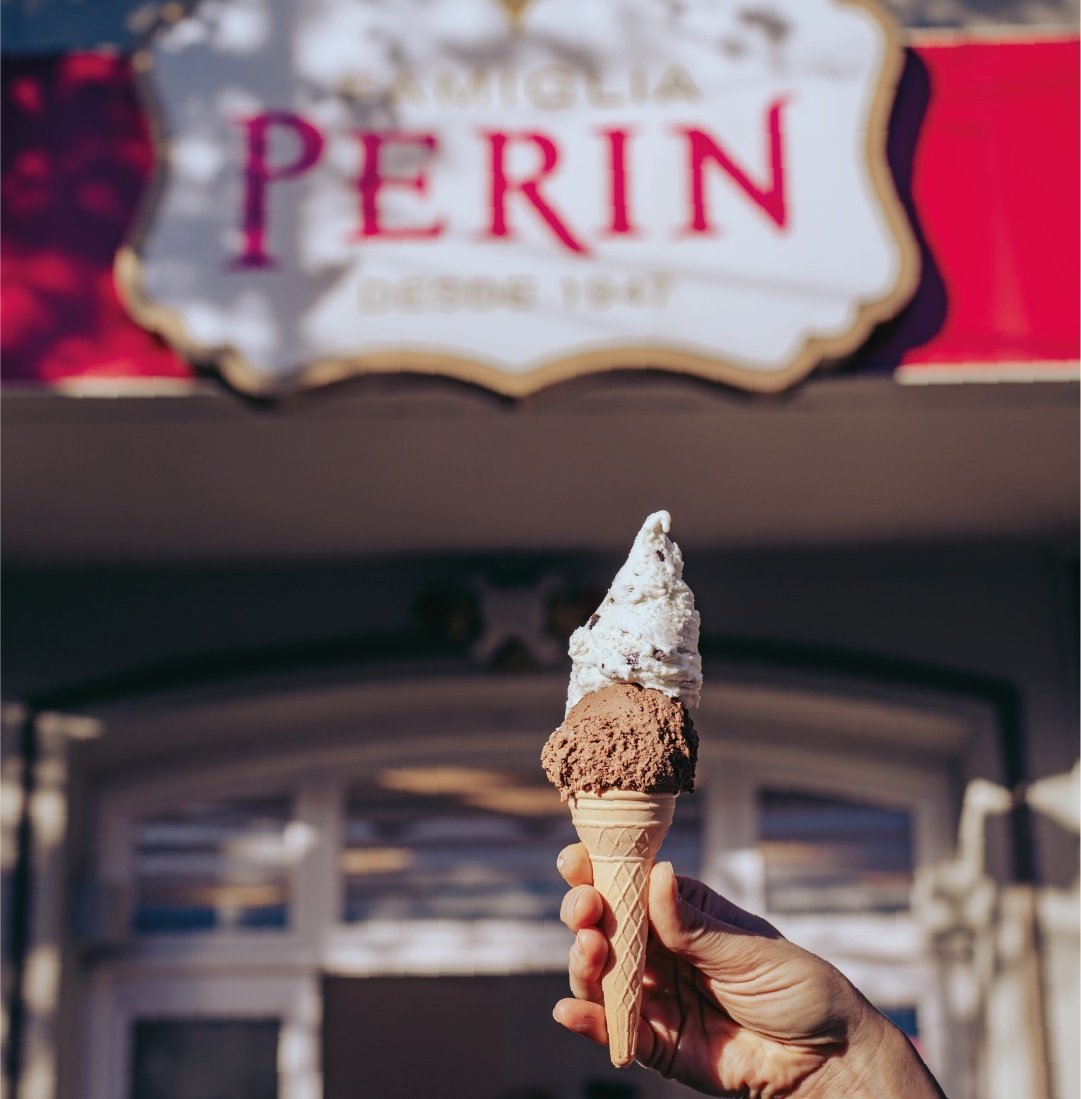 🌈Un viernes con helado es un viernes más feliz y en #FamigliaPerin se trabaja incansablemente para ofrecerte la mejor selección de sabores artesanales de #Mendoza ✨

¡Empezá tu fin de semana con un toque dulce!❤️🥰