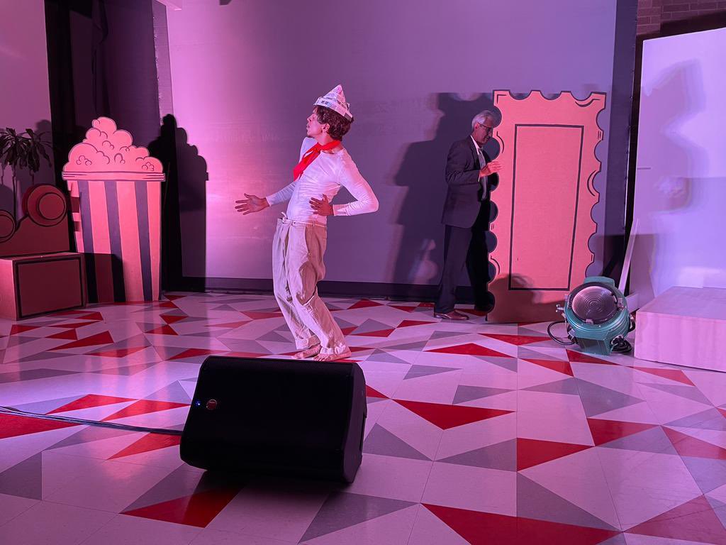 ConsulMexAtn's tweet photo. En compañía de la comunidad mexicana, ayer por la tarde disfrutamos de una muestra única de cine y teatro con la película “Ahí está el detalle”. Contamos con la actuación especial del icónico personaje “Cantinflas” @ProyectoTeatro. ¡Gracias a las familias por asistir! https://t.co/xm0t1hTEMT