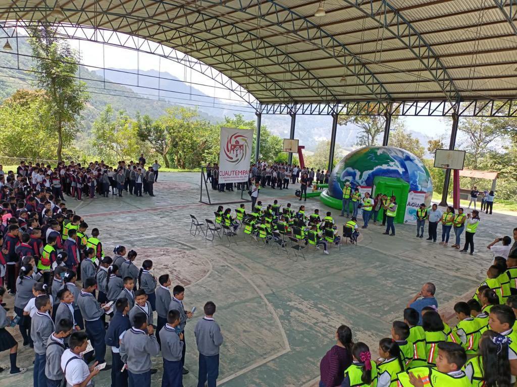 CeasPueOficial's tweet photo. #CEASPUEInforma 📰 | Con el objetivo de orientar y concientizar a estudiantes sobre el uso correcto del agua, el @Gob_Puebla a través de la Comisión, sensibilizó a 327 alumnos sobre el cuidado del agua y el medio ambiente en #Cuautempan
🔍https://t.co/A1XXb1MSmg
#HagámosloJuntos https://t.co/nCvZdjP22B